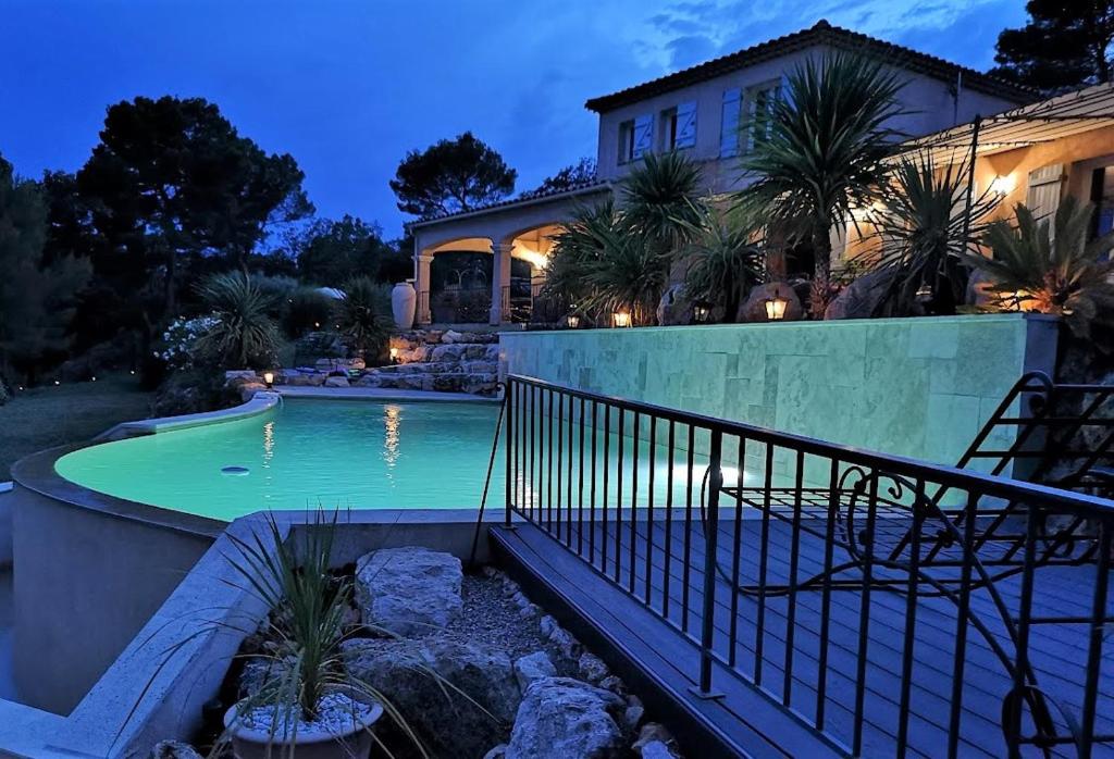 a house with a swimming pool in front of a house at BELLA VISTA 1 chambre d&#39;hôtes 2 personnes in Salernes