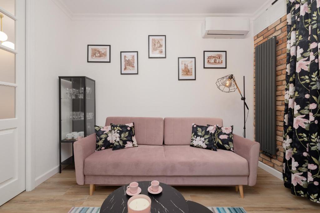 Beautiful & Stylish Apartaments Dietla with Air Conditioning by Renters في كراكوف: غرفة معيشة مع أريكة وطاولة