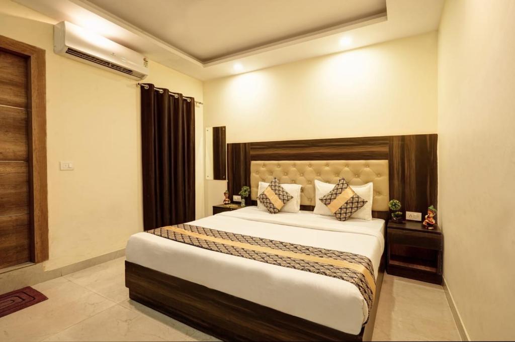 a bedroom with a large bed in a room at Hotel IBY in New Delhi