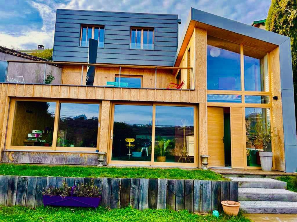 ein Haus mit großen Glasfenstern in der Unterkunft Magnifique studio indépendant in Collonges-au-Mont-dʼOr