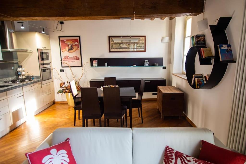 a living room with a white couch and a table at Carlo & Dany Piano Terra in centro con giardino in Parma