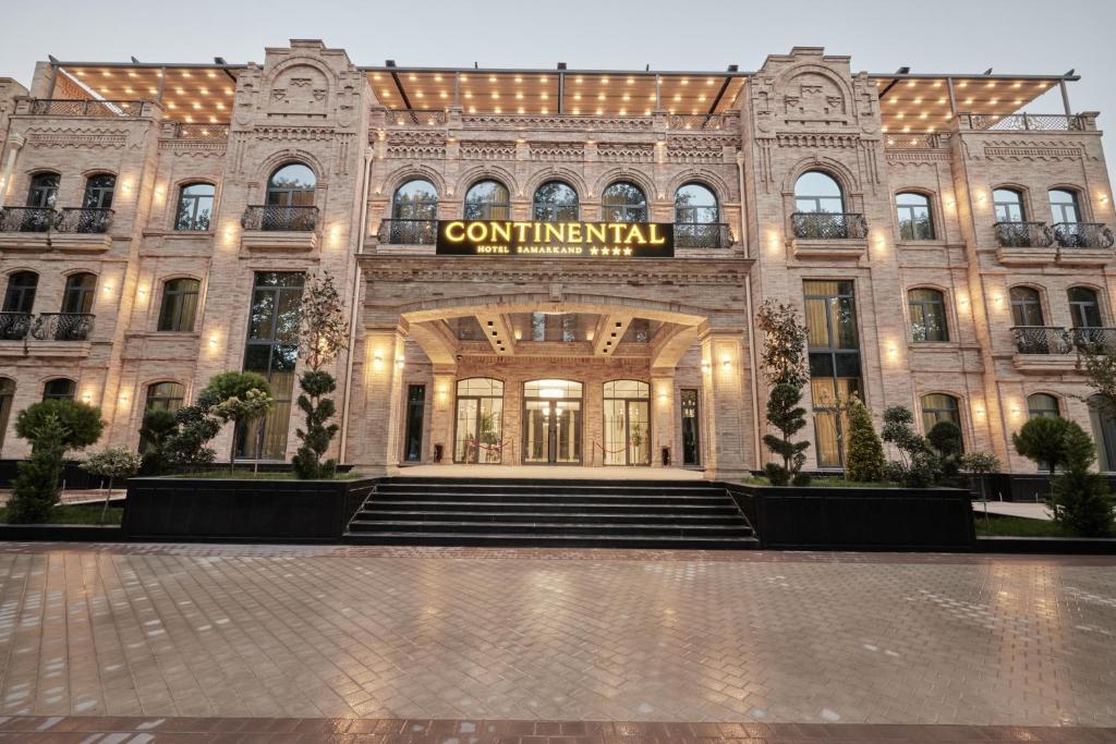 un bâtiment avec un panneau à l'avant dans l'établissement Continental Hotel Samarkand, à Samarcande