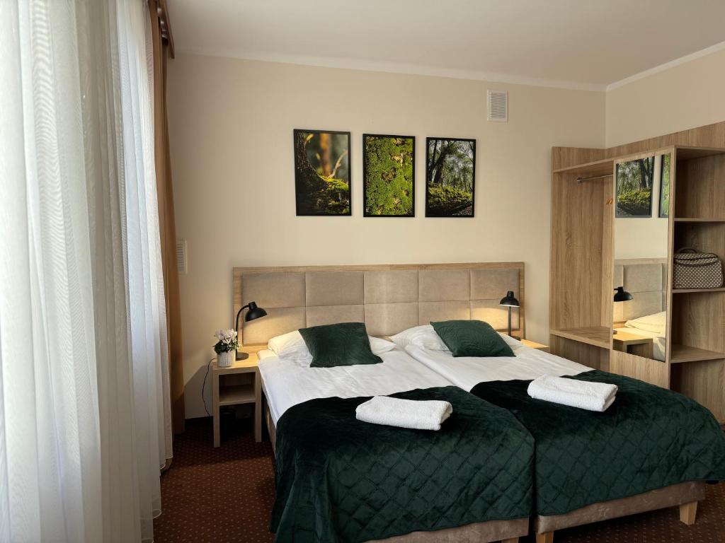 Postel nebo postele na pokoji v ubytování Załęże
