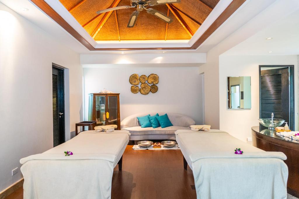 Postel nebo postele na pokoji v ubytování Pullman Phuket Panwa Beach Resort
