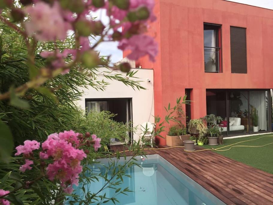 une maison avec piscine devant un immeuble dans l'établissement Très belle villa climatisée à Marseille Sud en Provence, à Marseille