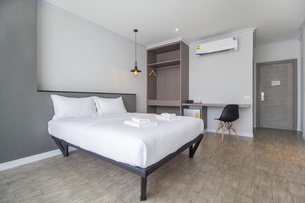 
Queen Room
