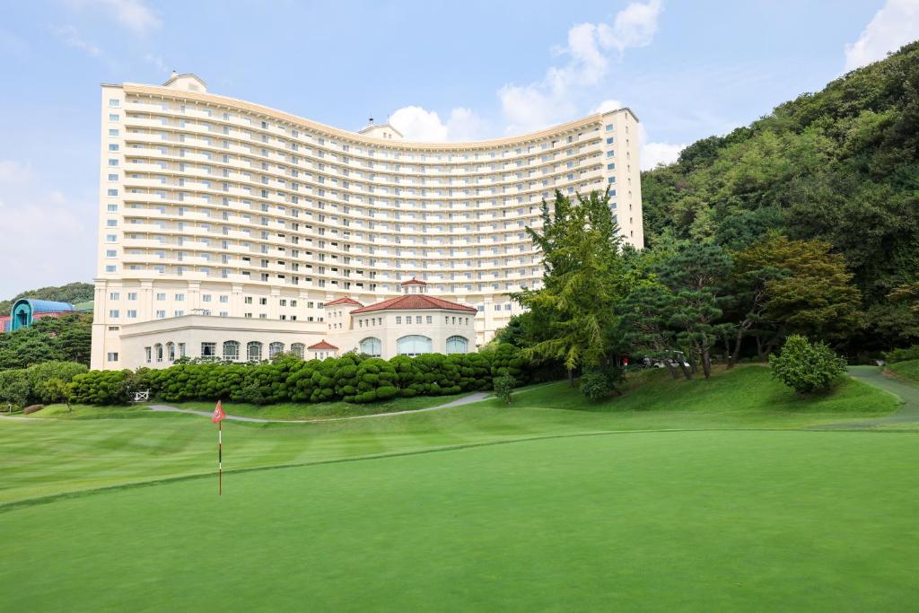 um grande edifício com um campo de golfe em frente em Laviedor Resort em Hwaseong