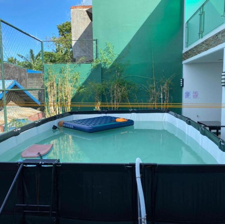 uma pequena piscina com uma mesa e uma cadeira em 5 bedroom House antipolo em Antipolo