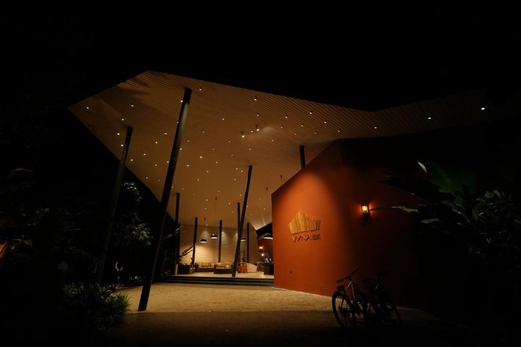 un edificio iluminado por la noche con estrellas en él en Vyna Hillock Resort and Spa, en Vythiri
