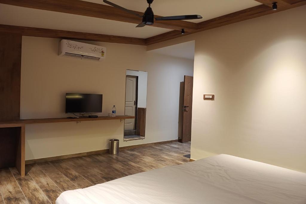 Nirva The Cottage Resort, Kondeshwar Road Badlapur - 双人间与山景