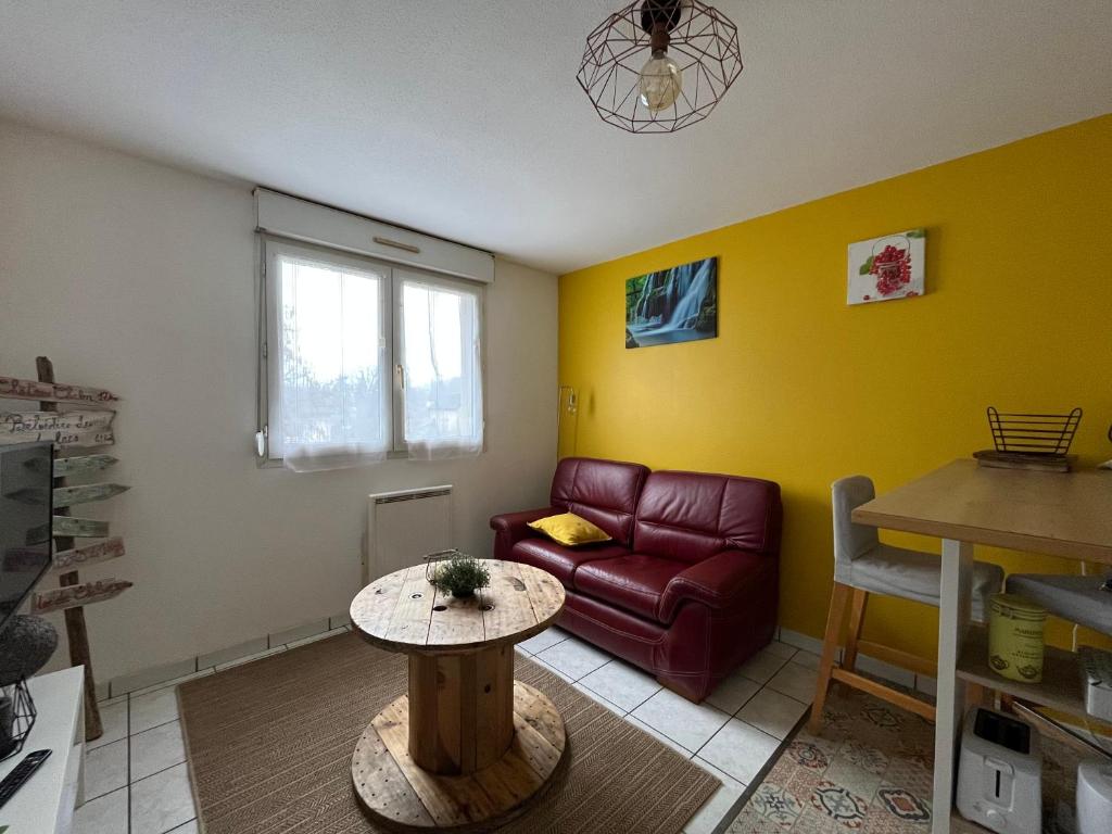 sala de estar con sofá y mesa en Les Salines, en Montmorot