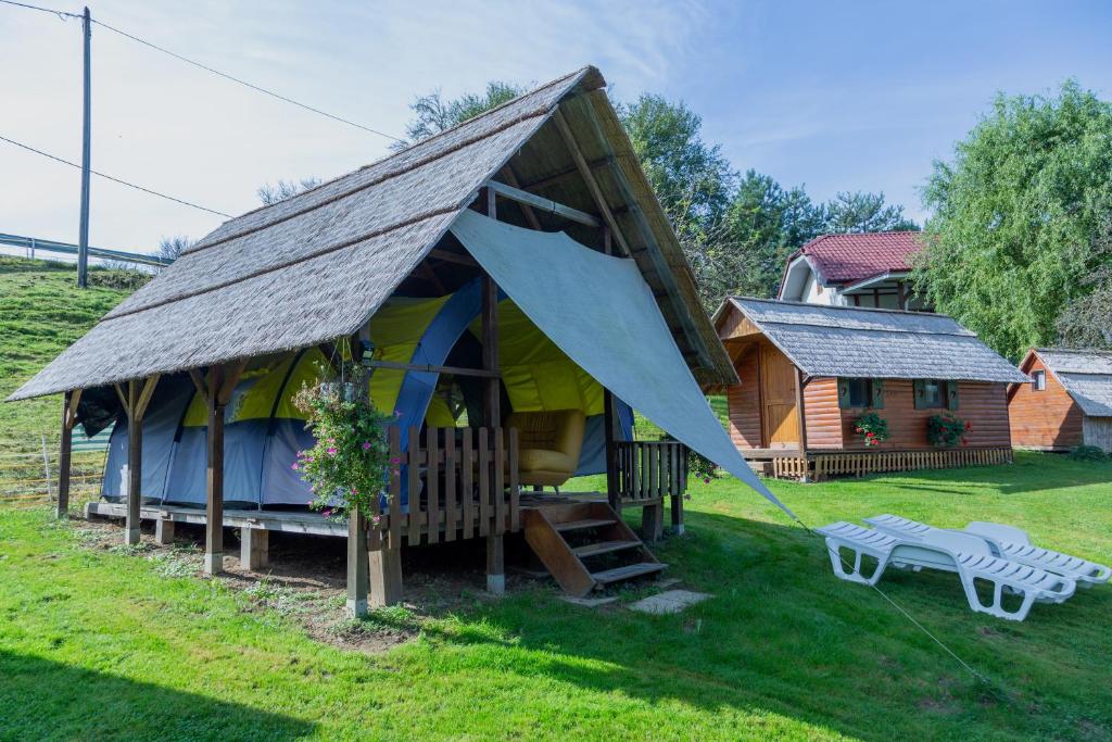 una piccola casa con tetto spiovente in un cortile di Camping Silva a Ljutomer