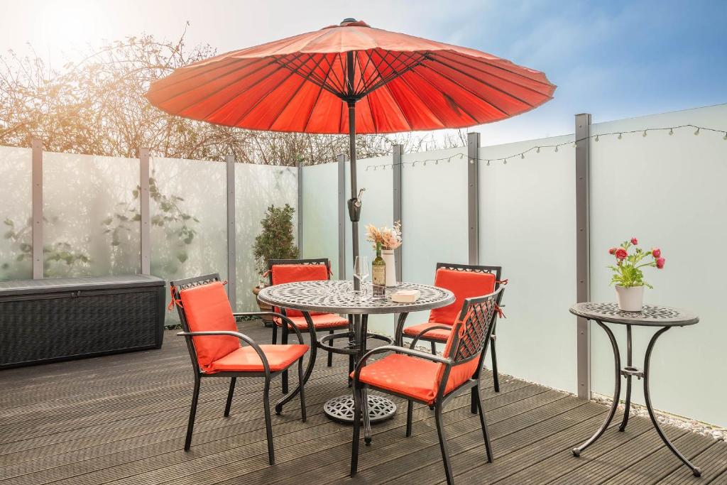 einen Tisch und Stühle mit einem Sonnenschirm auf einer Terrasse in der Unterkunft Ferienhaus Janina Ferienhaus Janina in Zinnowitz