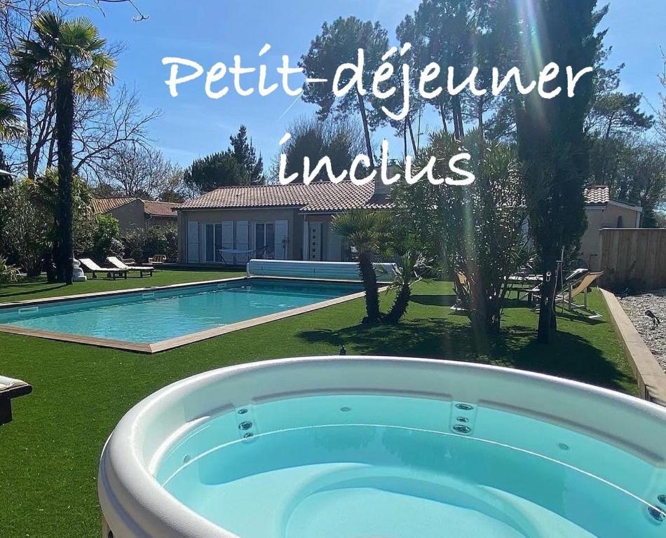 una piscina en el patio de una casa en Villa Herbert, Chambres d'Hôtes et Gîte, en Andernos-les-Bains