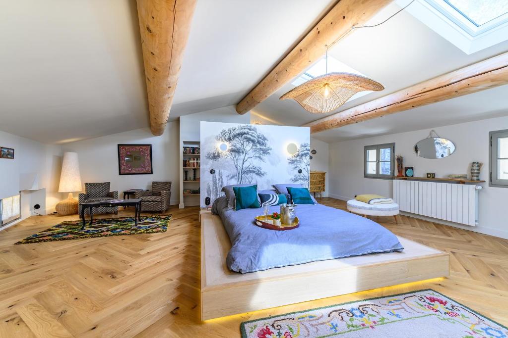 - une chambre avec un grand lit bleu dans l'établissement La Maison Rimbert - Charmante maison pour 6, à Pernes-les-Fontaines