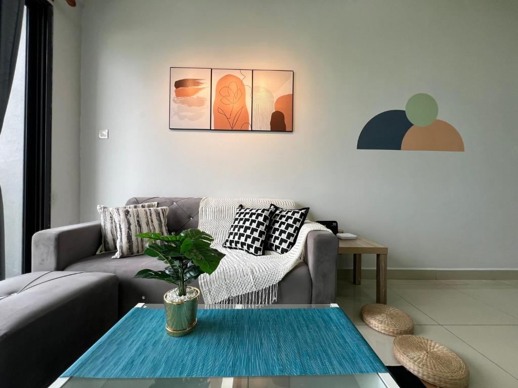 sala de estar con sofá y mesa en RiverView 8PAX 2BR in KBtown Wi-Fi, A-6-5, en Kota Bharu