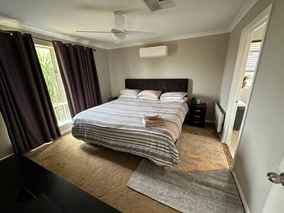Cama o camas de una habitación en Modern Comfort in a Historic Setting