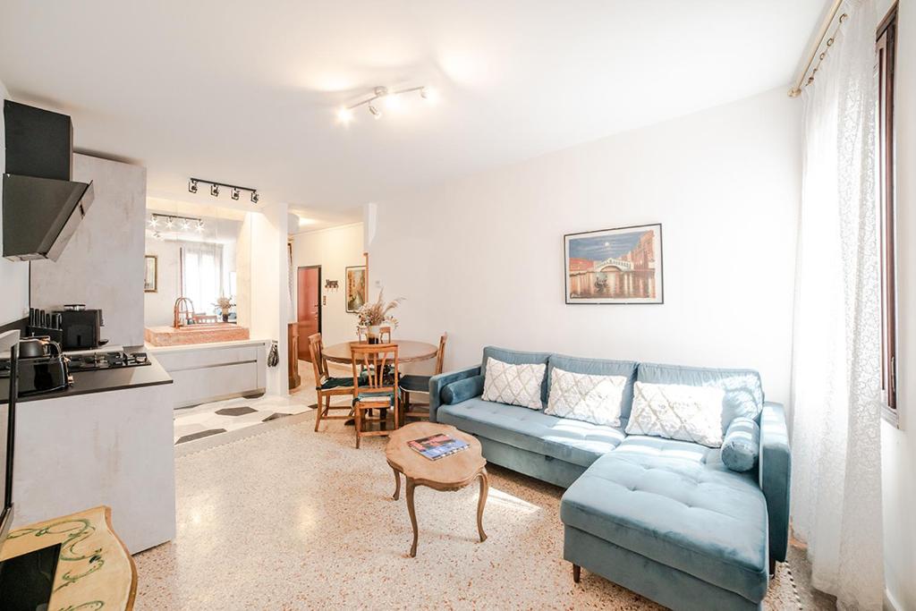 Posedenie v ubytovaní Delightful Apartment at 5 mins from Rialto Bridge