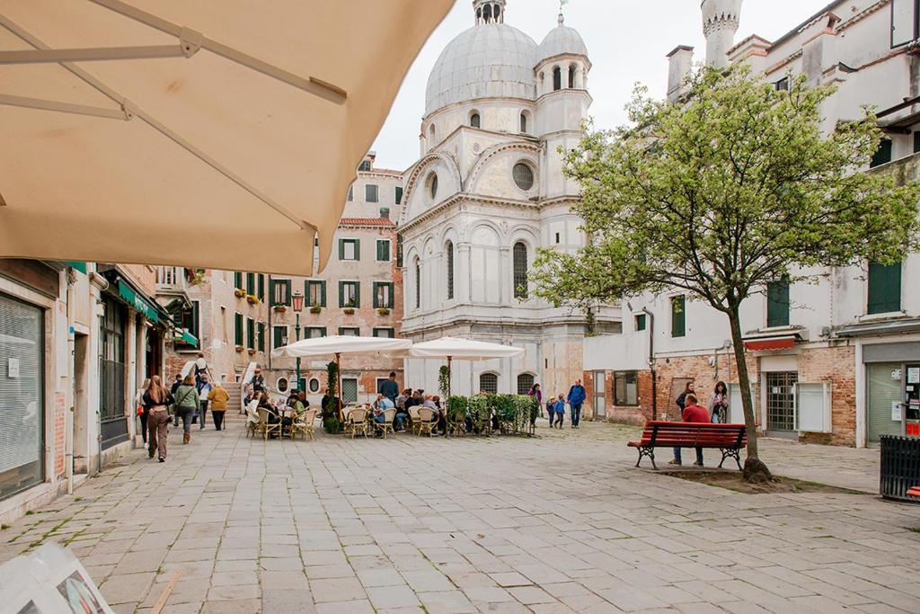 Hostia v ubytovaní Delightful Apartment at 5 mins from Rialto Bridge