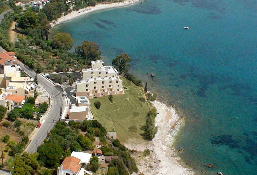 ペタリディオンにあるPetalidi Beach Viewの水上の島の家屋