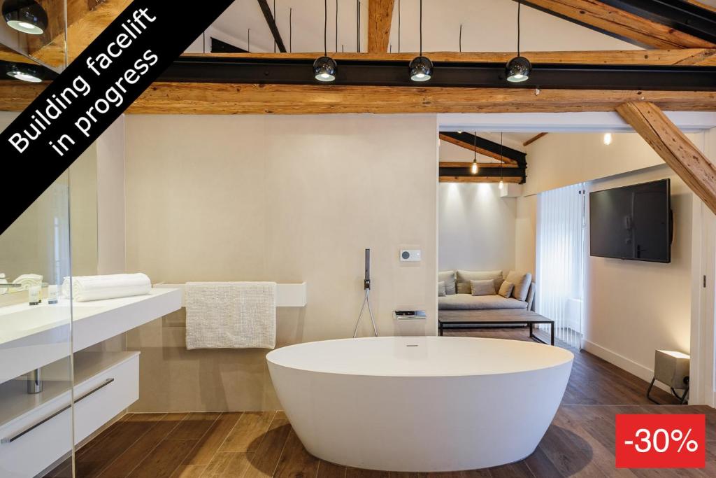 uma grande banheira branca na casa de banho em MOHOM - Berges du Rhône em Lyon
