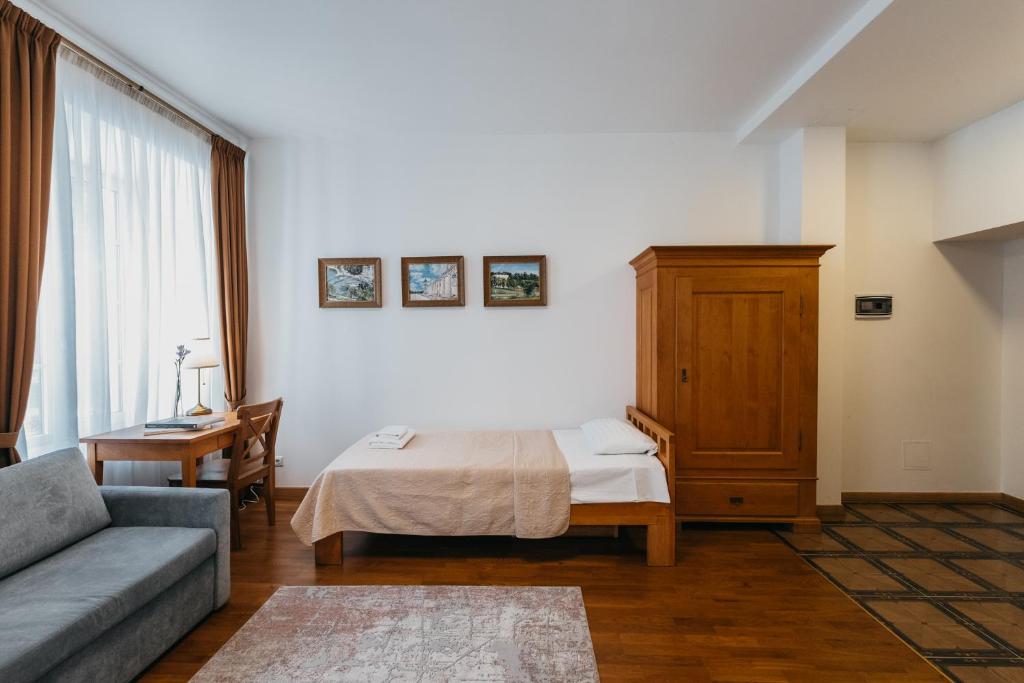 Postel nebo postele na pokoji v ubytování CATHEDRAL Old Town Suites