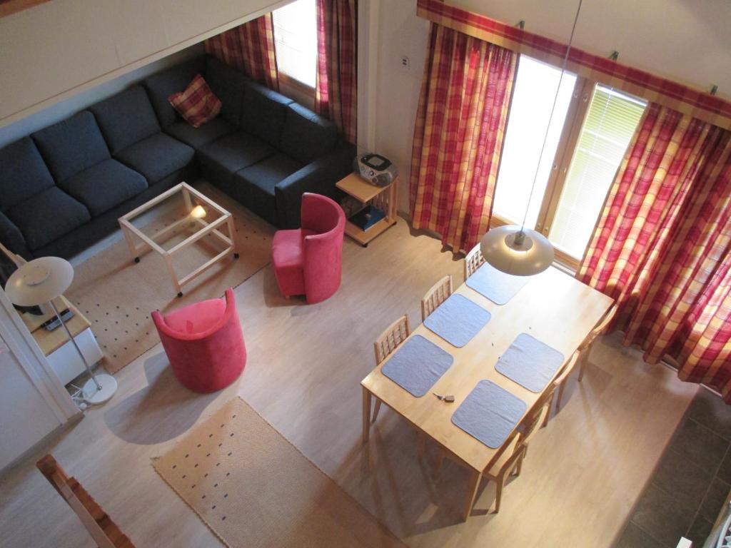 A seating area at Polar Star Origo Apartments