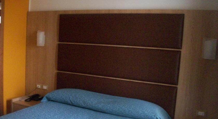 Postel nebo postele na pokoji v ubytování Hotel Mondial