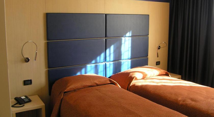 Postel nebo postele na pokoji v ubytování Hotel Mondial