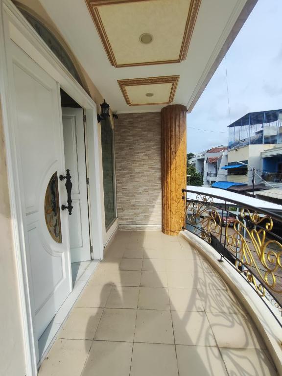 balcón con puerta blanca y barandilla en 2 bedroom, 1 kitchen en Yakarta