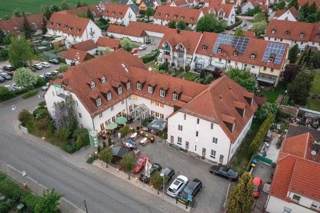 una vista aérea de una gran casa blanca con techos rojos en Residenz Hotel Leipzig, en Leipzig