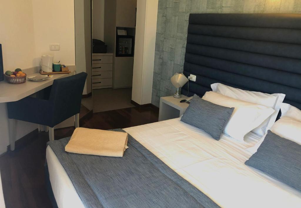 Postel nebo postele na pokoji v ubytování Hotel Alexander