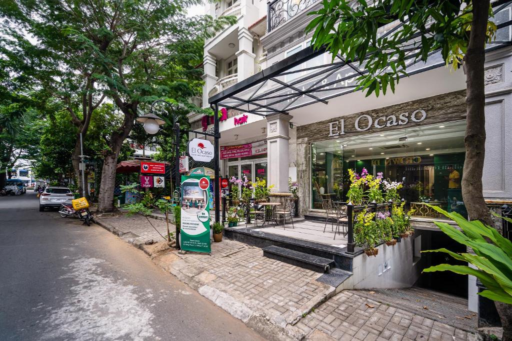 a store on the side of a street at El Ocaso Boutique Hotel in Ho Chi Minh City