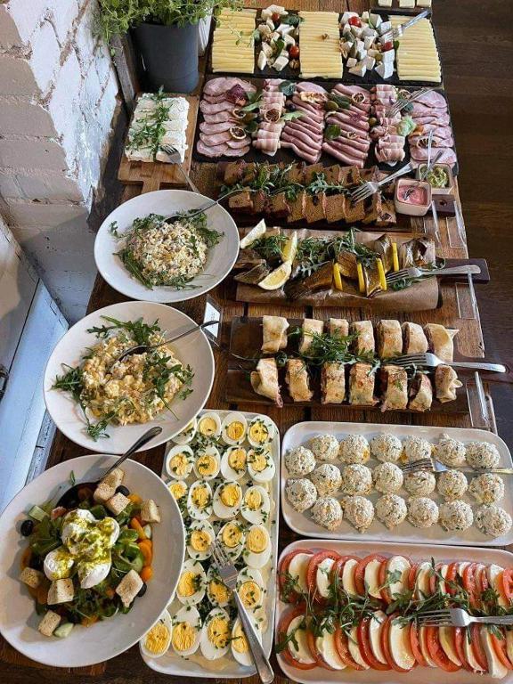 Jedlo v ubytovaní bed & breakfast alebo blízkom okolí
