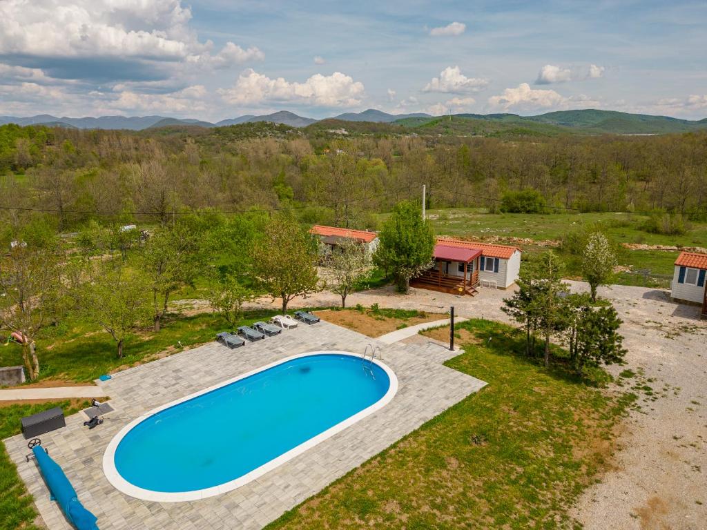 - une vue sur la piscine et une maison dans l'établissement Holy Hills, à Sveti Rok