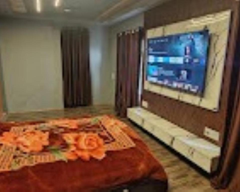 Televisyen dan/atau pusat hiburan di Home sleeper Homestay , Srinagar