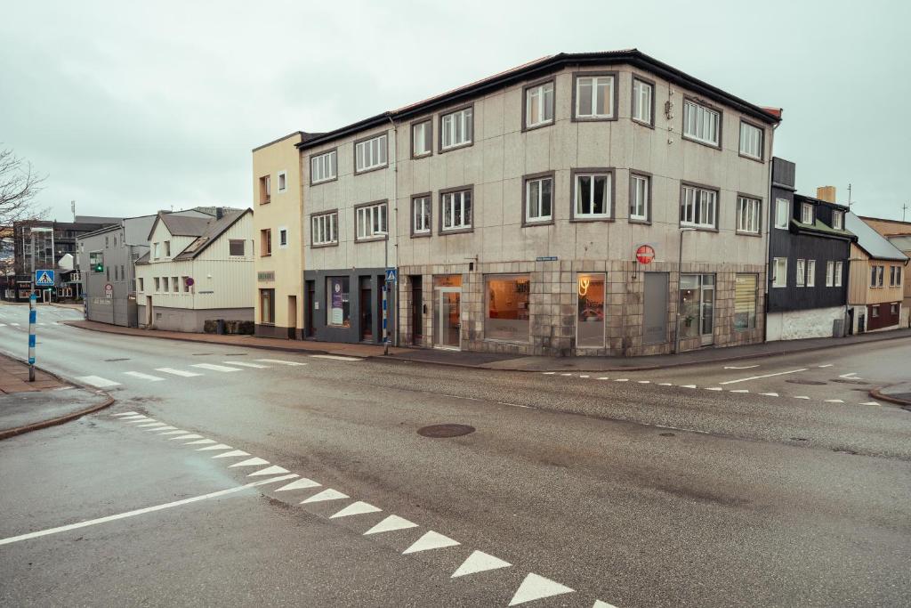 una calle vacía con un edificio a un lado de la carretera en The Cookie Store Guesthouse en Tórshavn