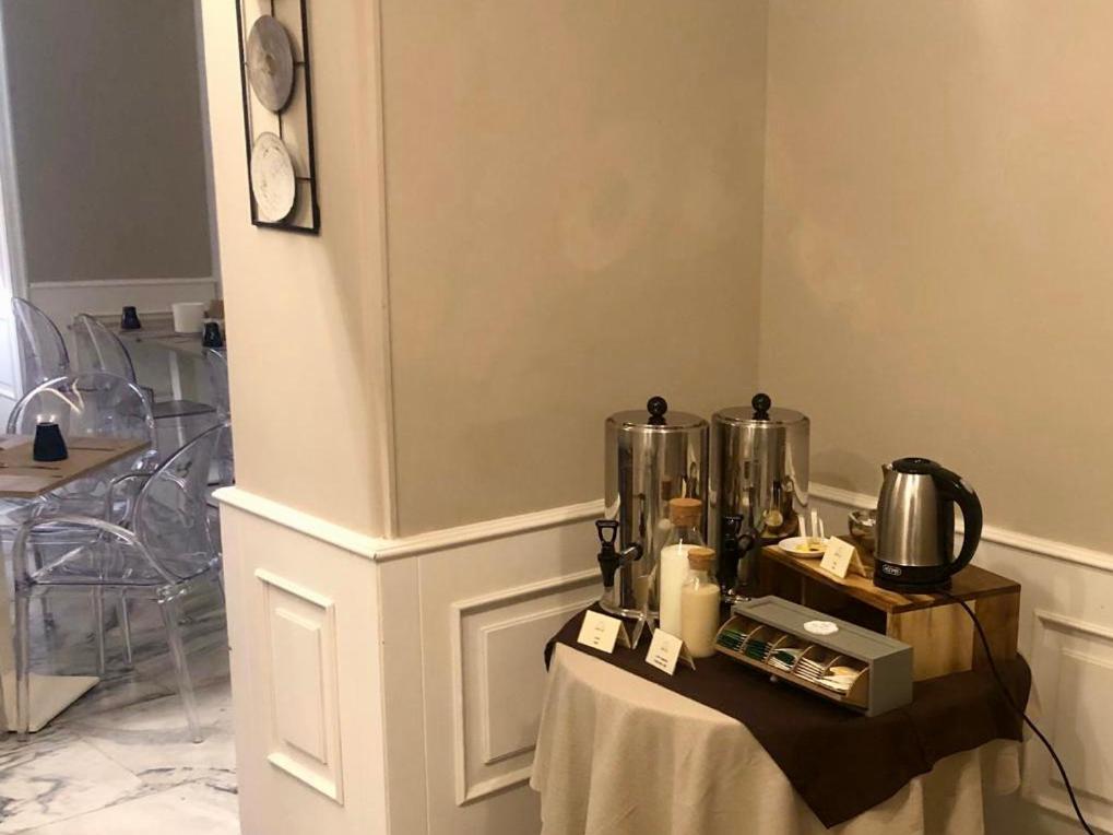 Příslušenství pro přípravu čaje a kávy v ubytování Hotel Bristol