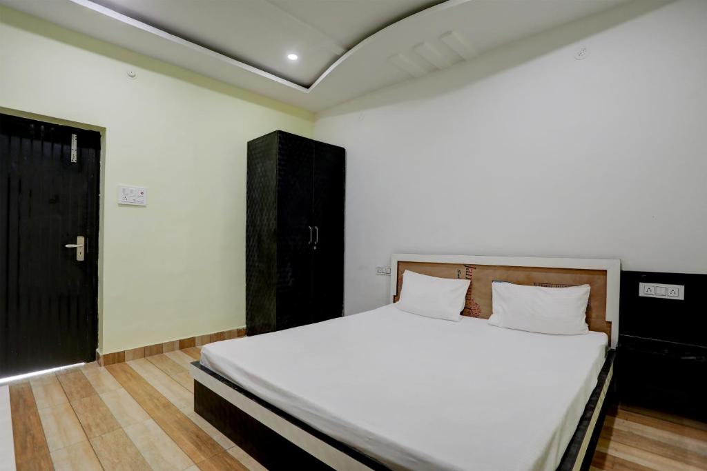 Un ou plusieurs lits dans un hébergement de l'établissement OYO The Nirvana Resorts