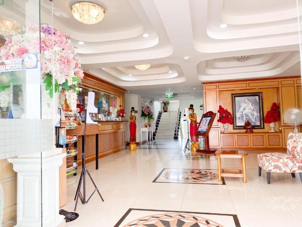 un vestíbulo de una tienda con flores y muebles en Siamtara Palace Hotel en Maha Sarakham