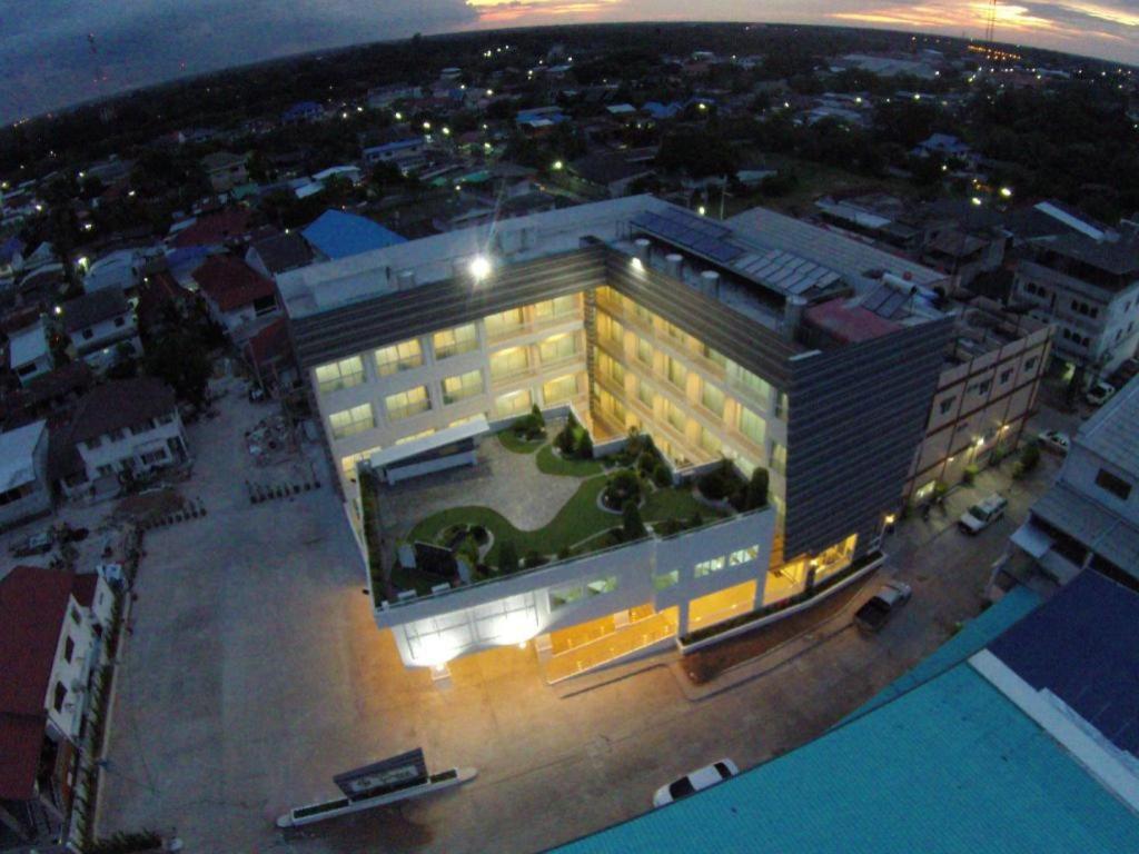 une vue de tête d'un bâtiment dans une ville la nuit dans l'établissement The Grace Residence, à Surin