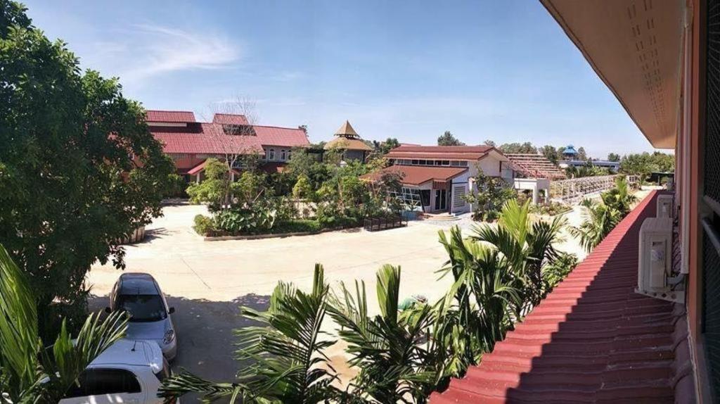 Ban Thung Phai的住宿－Farmesland Resort & Spa，停车场的景色,停车场有停车位