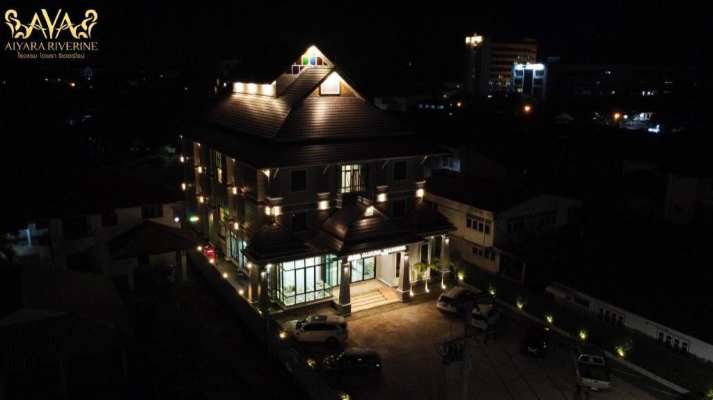 uma casa com luzes de lado à noite em โรงแรม ไอยรา ริเวอร์ไรน์ นครพนม (AIYARA RIVERINE) em Ban Nong Puk