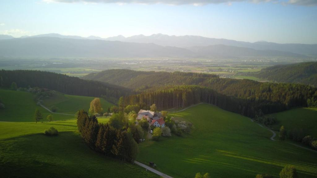 Et luftfoto af Ferienwohnung am Bio-Bauernhof Brandner