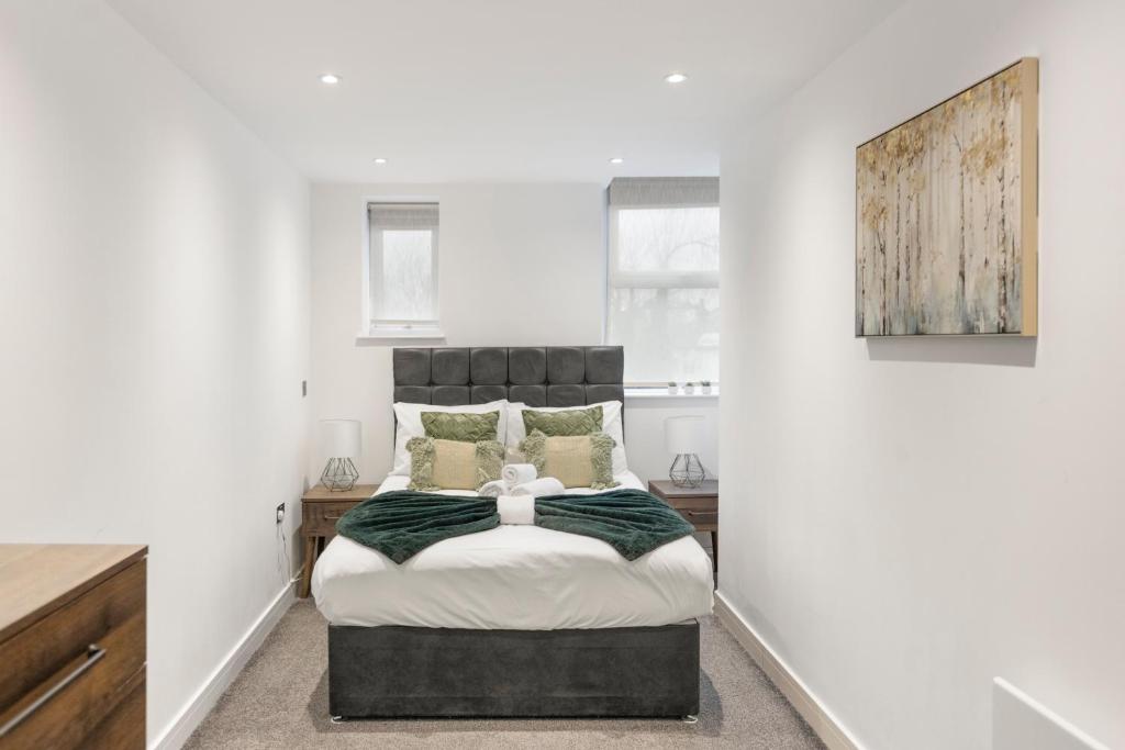 1 dormitorio con 1 cama en una habitación blanca en Spacious Luxury Apartment King Bed - Central Location en Londres
