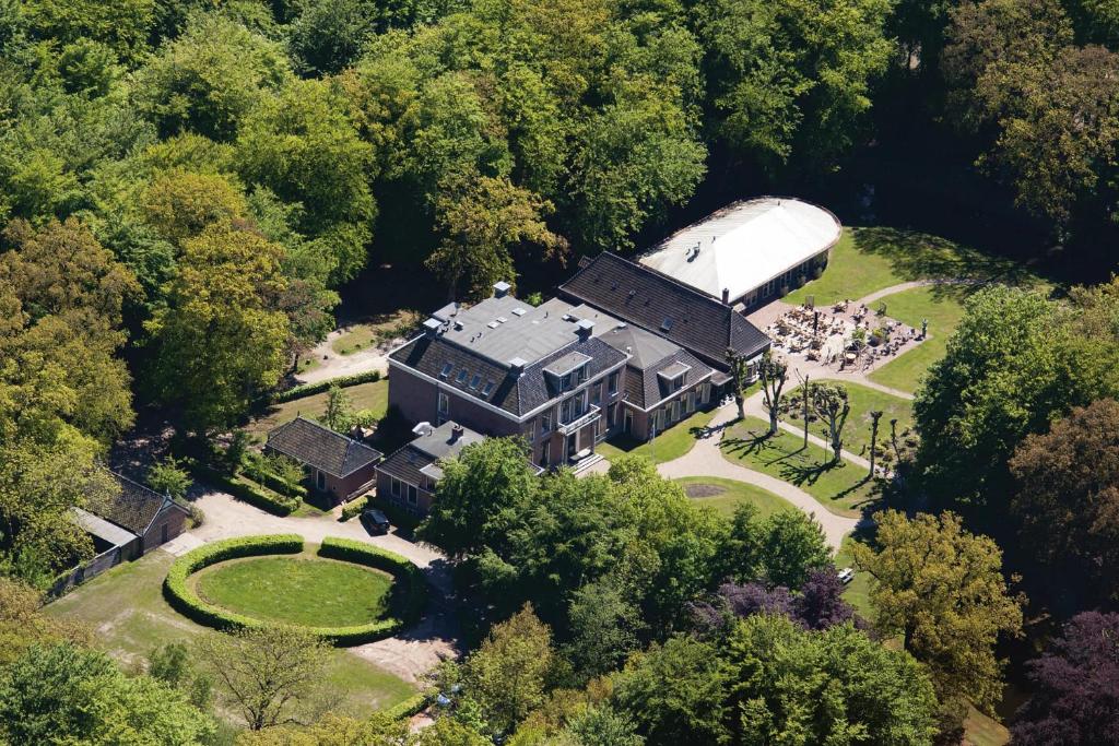 una vista aerea di una casa con un grande edificio di Stania State a Oenkerk
