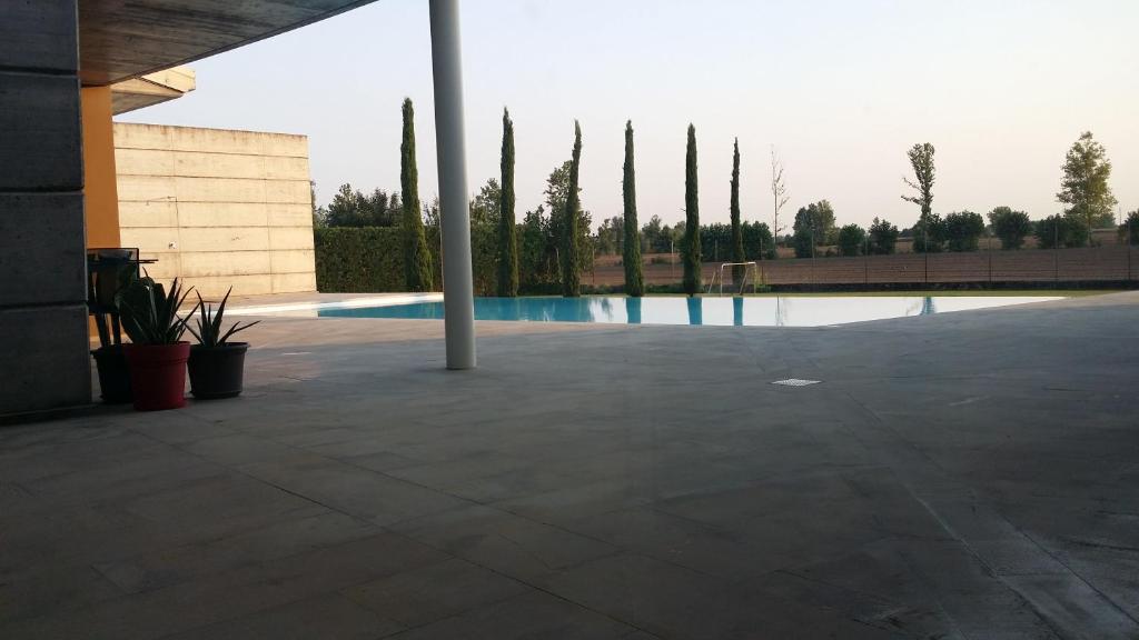Bazén v ubytovaní Guest House Località Sorbara alebo v jeho blízkosti