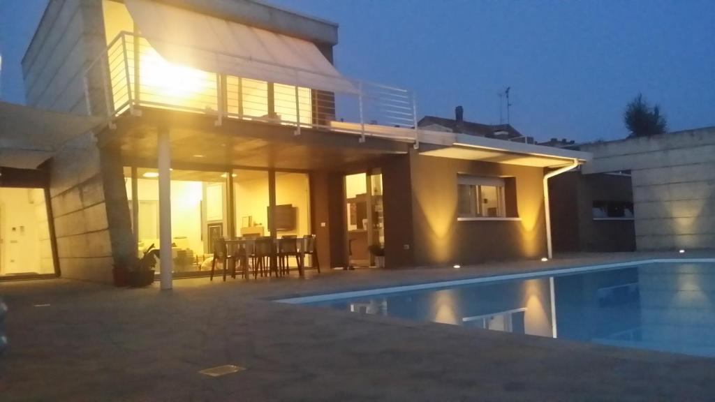 uma casa com uma piscina em frente em Guest House Località Sorbara em Asola