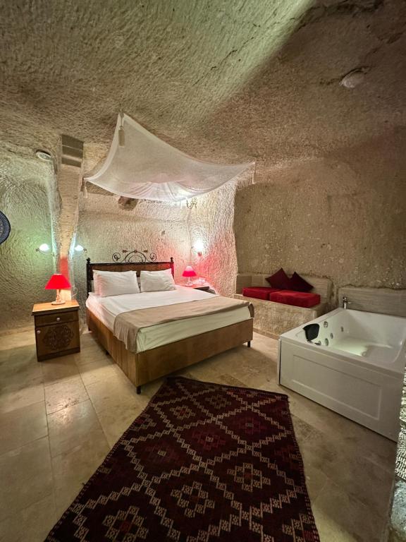 Postel nebo postele na pokoji v ubytování Bedrock Cave Hotel