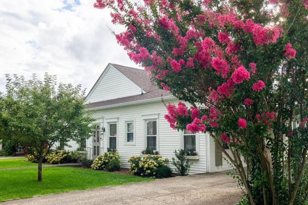ein weißes Haus mit rosa Blumen davor in der Unterkunft 2026 Schedule OPEN, KY Bourbon Trail, Hot Tub & Outdoor Firepit 3 King Stes in Springfield